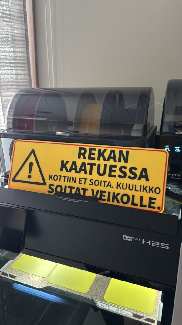 Rekan kaatuessa – Soitat Veikolle -kyltti (338 x 118 mm)