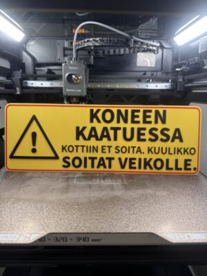 Koneen kaatuessa – Soitat Veikolle -kyltti (338 x 118 mm)