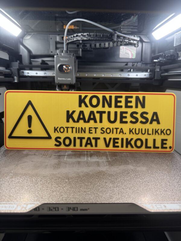 Koneen kaatuessa – Soitat Veikolle -kyltti (338 x 118 mm)